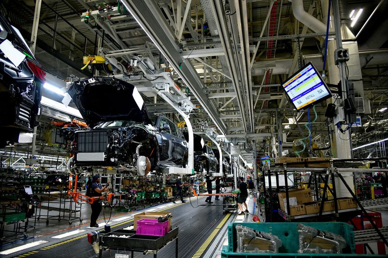 © Reuters. FILE PHOTO: X model SUVs being built on the assembly line at the BMW manufacturing facility in Greer