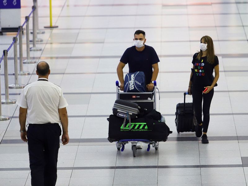 © Reuters. Passageiros com máscaras de proteção contra coronavírus caminham no Aeroporto Internacional de Buenos Aires