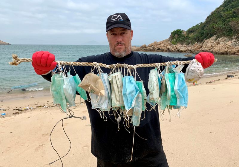 Máscaras contra coronavírus poluem praias e trilhas de Hong Kong