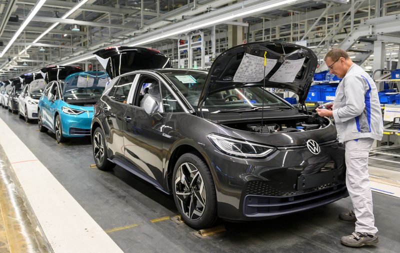 © Reuters. FILE PHOTO: VW hosts photo workshop at Zwickau plant