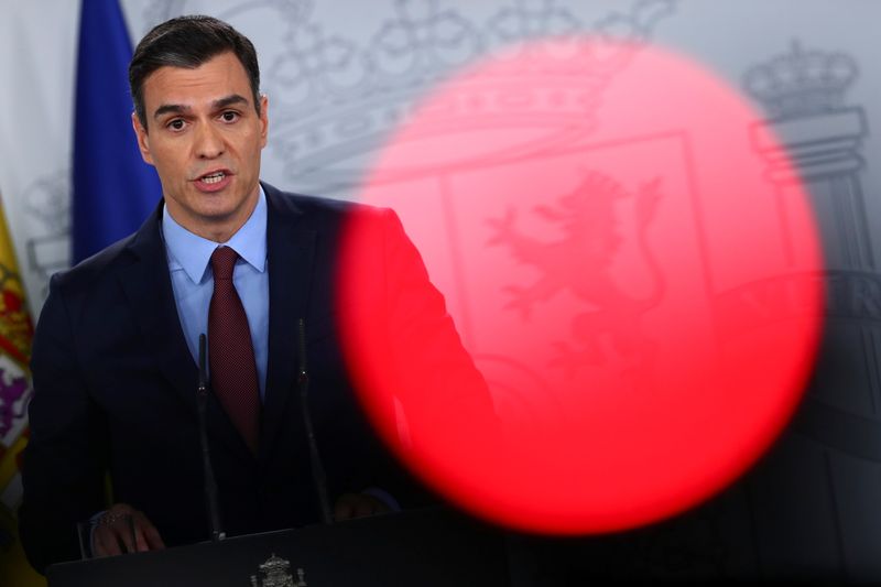 © Reuters. El presidente del Gobierno español, Pedro Sánchez, habla durante una rueda de prensa el Palacio de la Moncloa en Madrid, España, el 10 de marzo de 2020