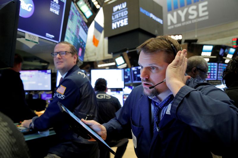 © Reuters. Traders work on the floor of the New York Stock Exchange (NYSE) in New York