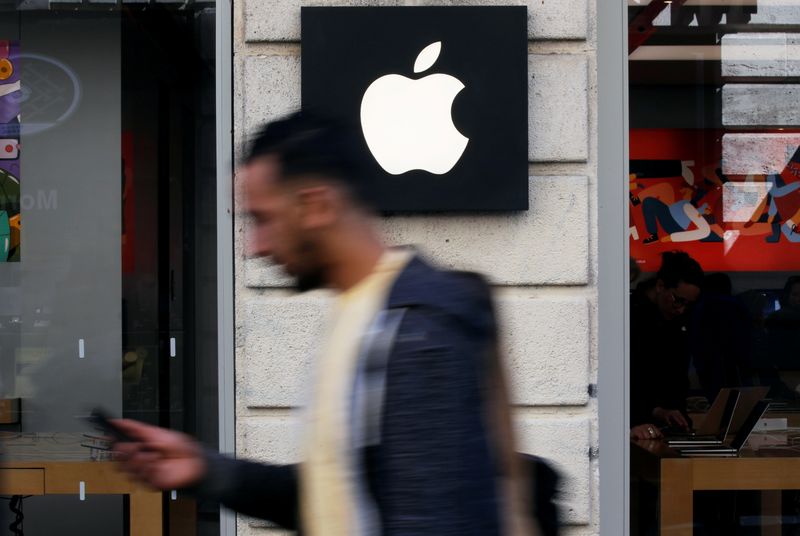 © Reuters. Homem passa em frente a loja da Apple em Bordeaux, França