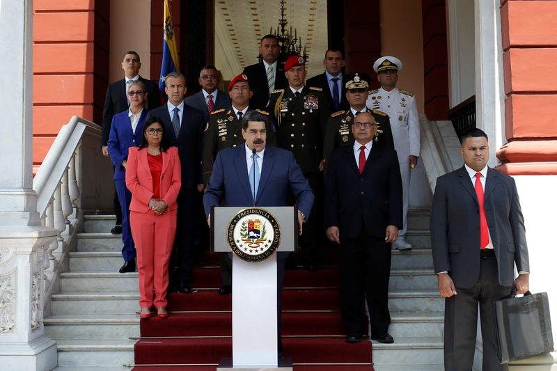 © Reuters. Presidente da Venezuela, Nicolás Maduro, faz pronunciamento em frente ao Palácio de Miraflores, em Caracas