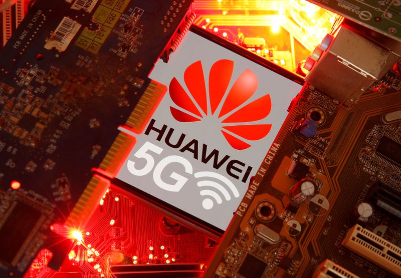 © Reuters. A smartphone with the Huawei and 5G network logo is seen on a PC motherboard in this illustration