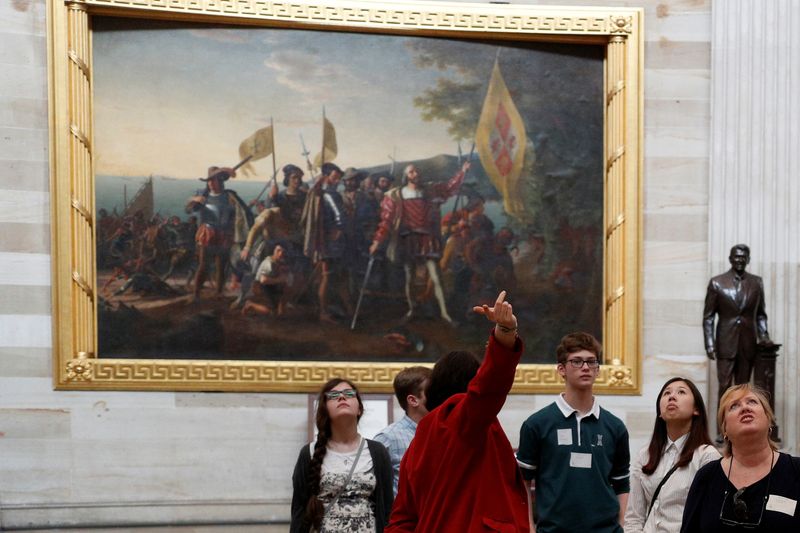 © Reuters. A Capitol tour guide points up into the U.S. Capitol Rotunda during a tour on Capitol Hill in Washington