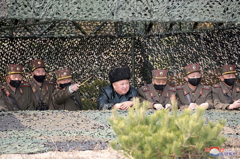 © Reuters. North Korea leader Kim Jong Un observes an artillery fire competition between the artillery units under the Korean People's Army Corps 7 and Corps 9 at a training ground in North Korea