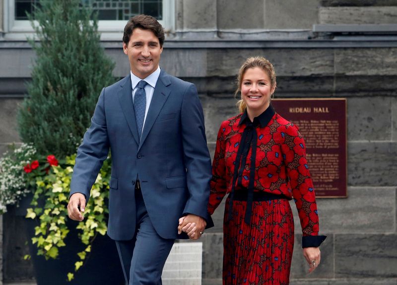 © Reuters. FILE PHOTO: Canada's PM Justin Trudeau and his wife Sophie Gregoire Trudeau leave Rideau Hall in Ottawa