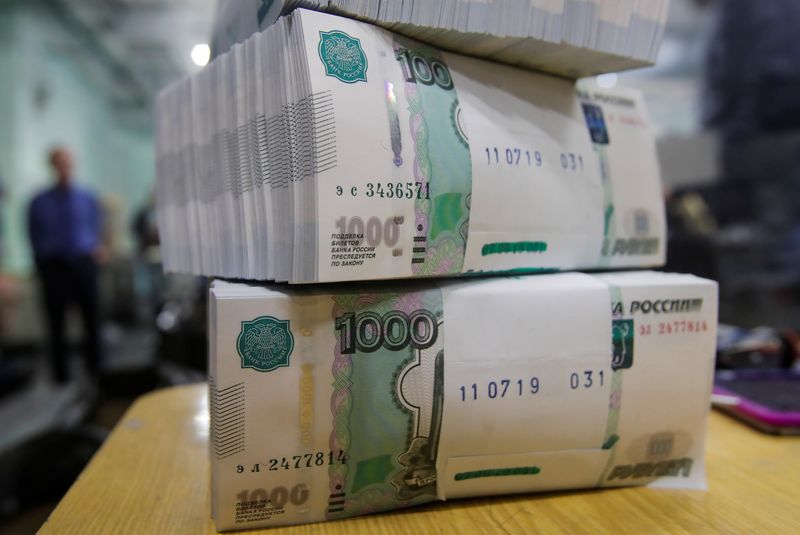 © Reuters. Рублевые банкноты в типографии Гознака в Москве