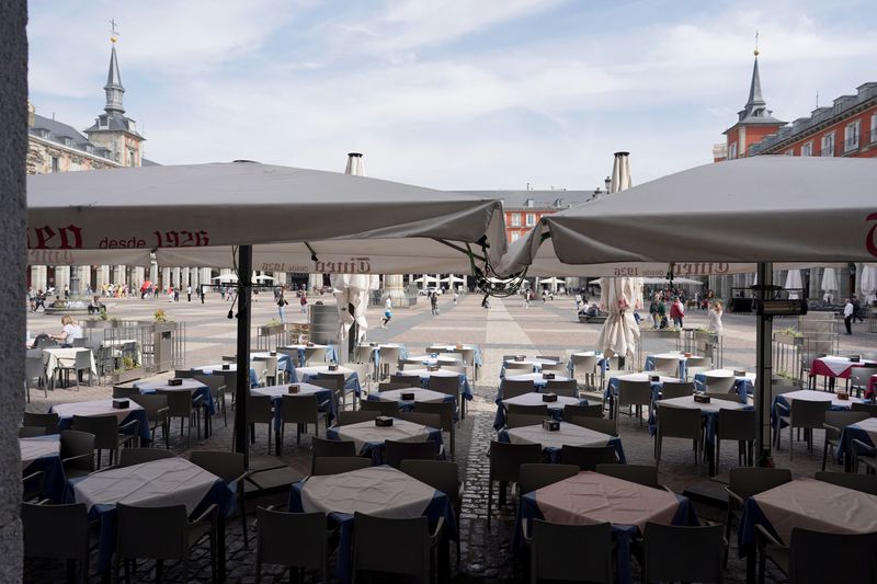 © Reuters. Vista general de un restaurante en la Plaza Mayor de Madrid, España, 12 de marzo de 2020