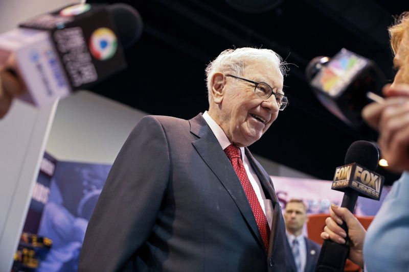 © Reuters. FILE PHOTO: Berkshire Hathaway Chairman Warren Buffett walks through the exhibit hall as shareholders gather to hear from the billionaire investor at Berkshire Hathaway Inc's annual shareholder meeting in Omaha
