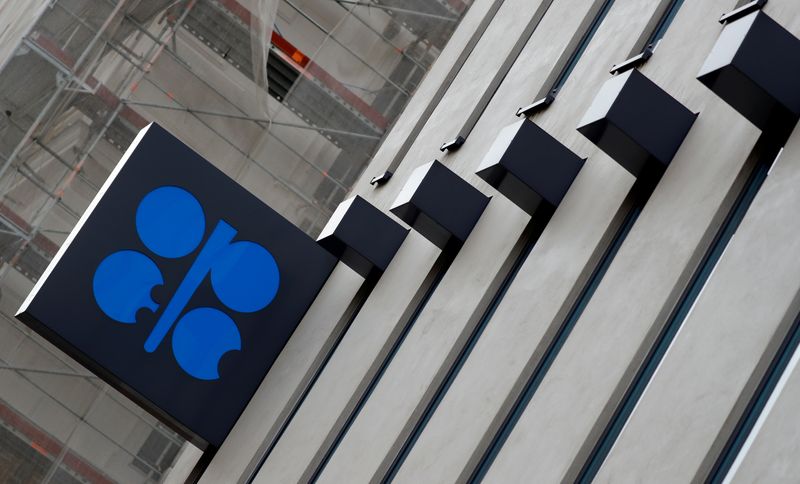 ОПРОС - Крах сделки ОПЕК+ и влияние коронавируса удержат цены нефть в районе $30-40