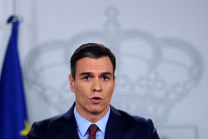 © Reuters. FOTO DE ARCHIVO:  El presidente de España, Pedro Sánchez, durante una conferencia de prensa tras participar en una teleconferencia con líderes europeos en el Palacio de la Moncloa en Madrid