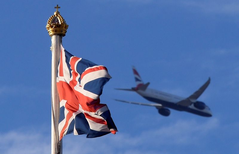 © Reuters. FILE PHOTO: The British Union flag flutters above the Buckingham Palace in London
