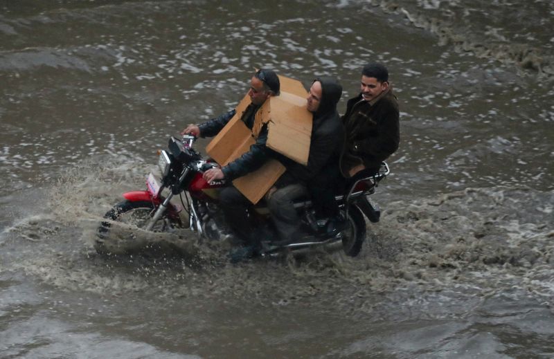 © Reuters. الحكومة المصرية تعلن وفاة 20 شخصا في موجة طقس سيئ