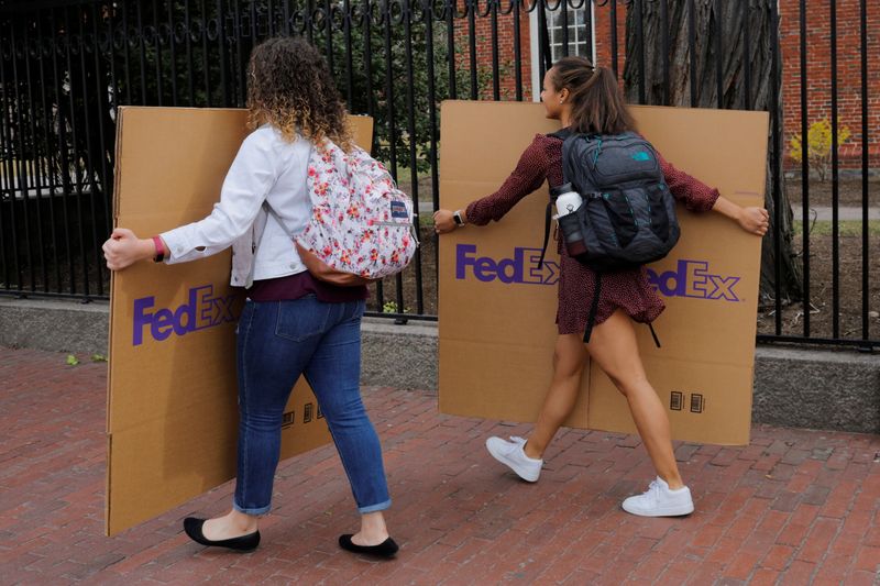 © Reuters. Students carry boxes to their dorms at Harvard University in Cambridge