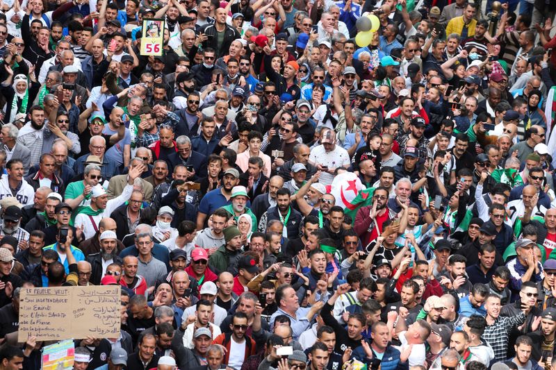 الجزائريون يتحدون خطر كورونا لمواصلة الاحتجاج