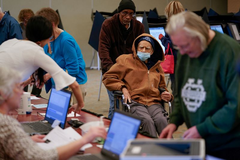 © Reuters. FILE PHOTO: Robert Harrison, 96, arrives to vote while wearing a mask to prevent exposure to novel coronavirus, in Hamilton, Ohio