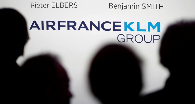 © Reuters. Journalists attend a new conference where Air France-KLM announce their 2018 annual results in Paris