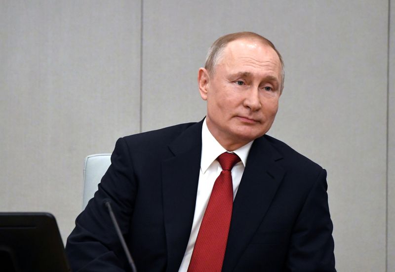 © Reuters. بوتين يطلب من المحكمة البت في مدى شرعية تعديل الدستور ليترشح مجددا لرئاسة روسيا