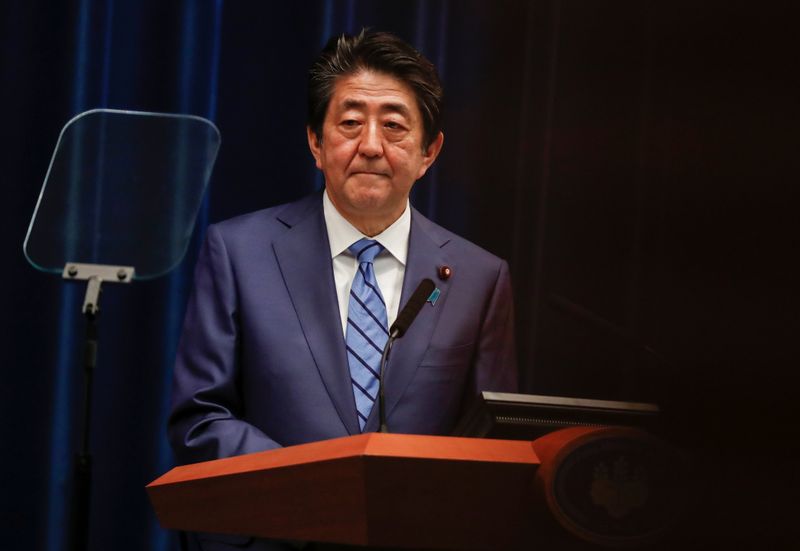 © Reuters. El primer ministro japonés, Shinzo Abe, en una rueda de prensa en Tokio