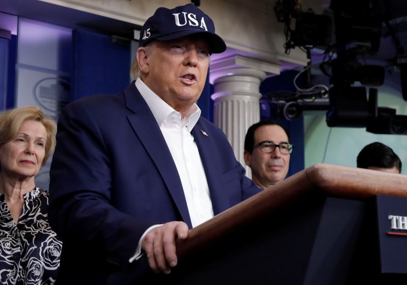 © Reuters. President Donald Trump with the Coronavirus Task Force hold a press briefing in Washington