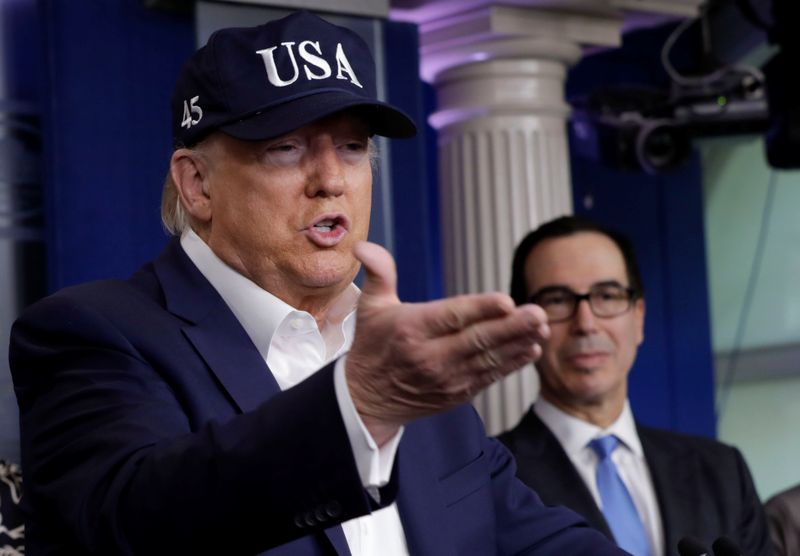 © Reuters. El presidente Donald Trump junto a la fuerza de tarea para contener el coronavirus en Estados Unidos, durante una conferencia de prensa en Washington