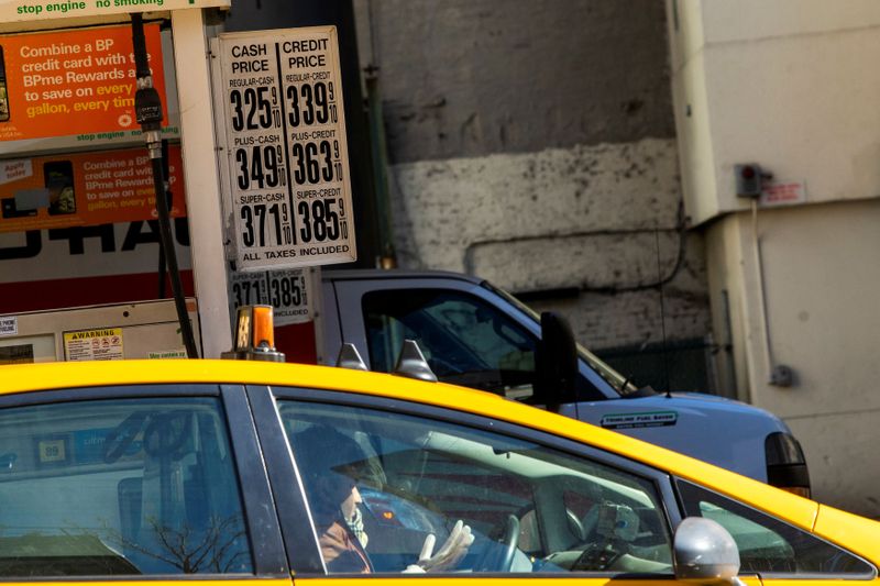 © Reuters. A cab driver wears plastic gloves after fueling his car in a gas station while gasoline price has been declined due to coronavirus disease (COVID-19) in New York