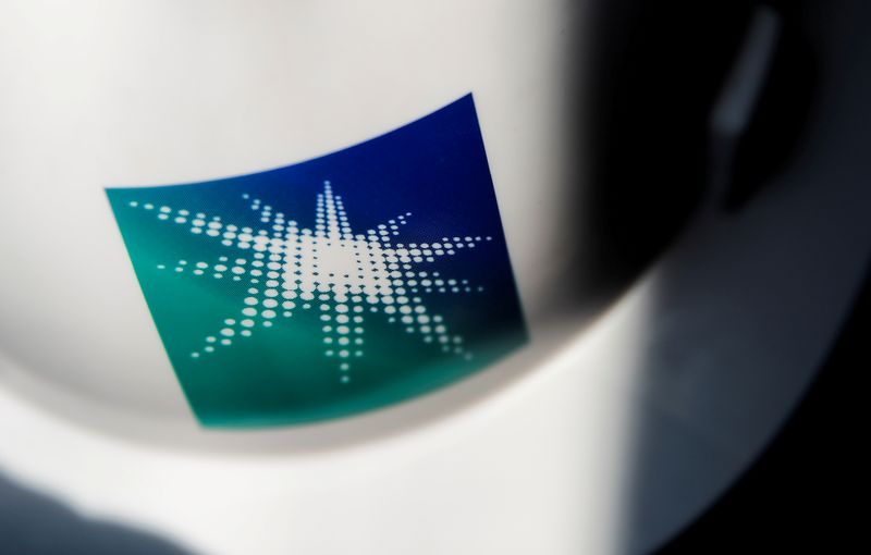 © Reuters. FILE PHOTO: A helmet with logo of Saudi Aramco is pictured at the oil facility in Abqaiq