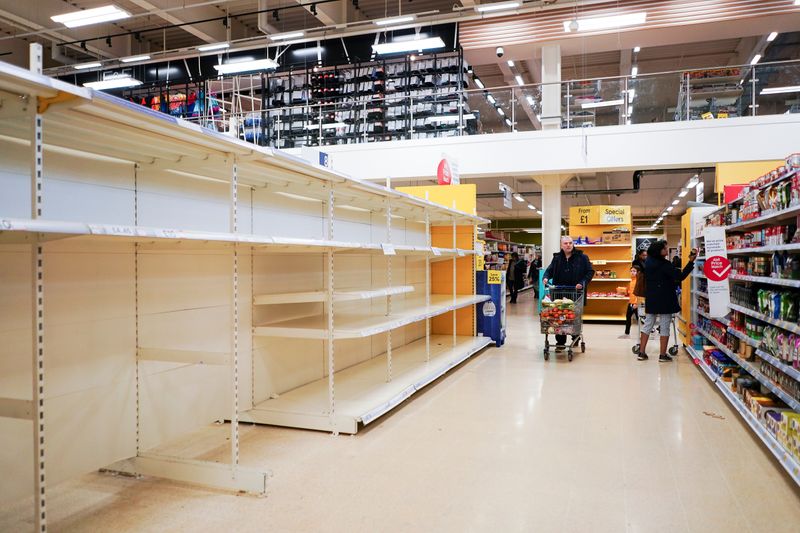 Как сейчас выглядят магазины British supermarkets' plea to shoppers - stop panic buying By Reuters