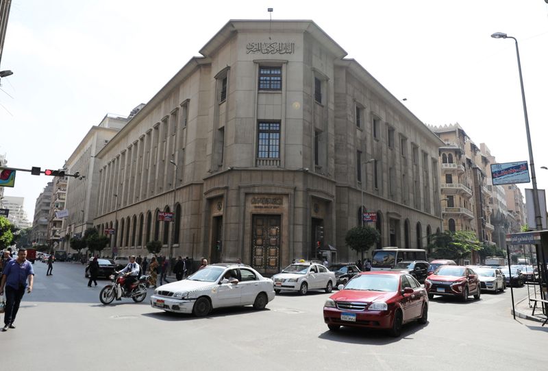 المركزي المصري يوجه البنوك بتأجيل استحقاقات الشركات الصغيرة 6 أشهر