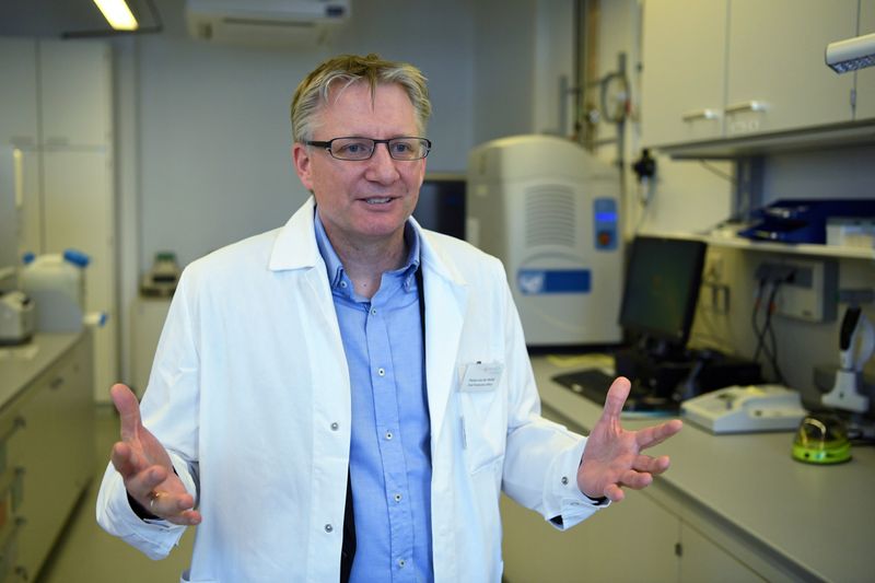 © Reuters. FOTO DE ARCHIVO: Florian von der Muelbe, director de operaciones de la compañía biofarmacéutica alemana CureVac, explica la investigación de la compañía sobre una vacuna para la enfermedad por coronavirus (COVID-19) en un laboratorio en Tuebingen
