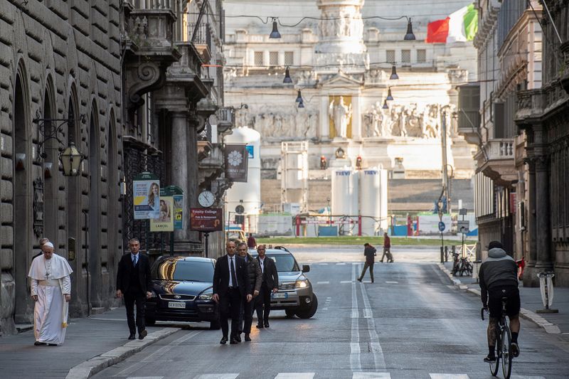 © Reuters. Pope Francis walks in a deserted Rome to pray at two shrines for the end of the coronavirus pandemic, in Rome