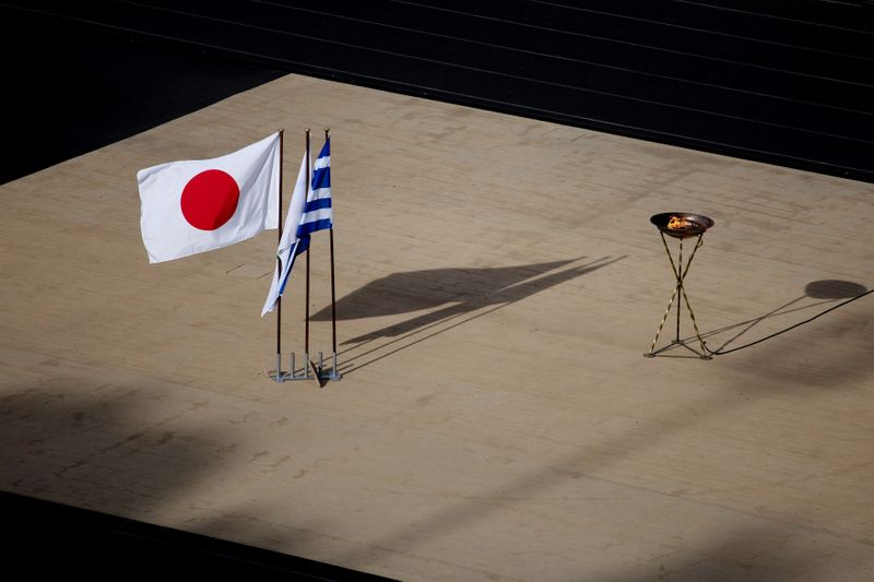 © Reuters. تسليم شعلة أولمبياد 2020 خلف أبواب مغلقة في أثينا