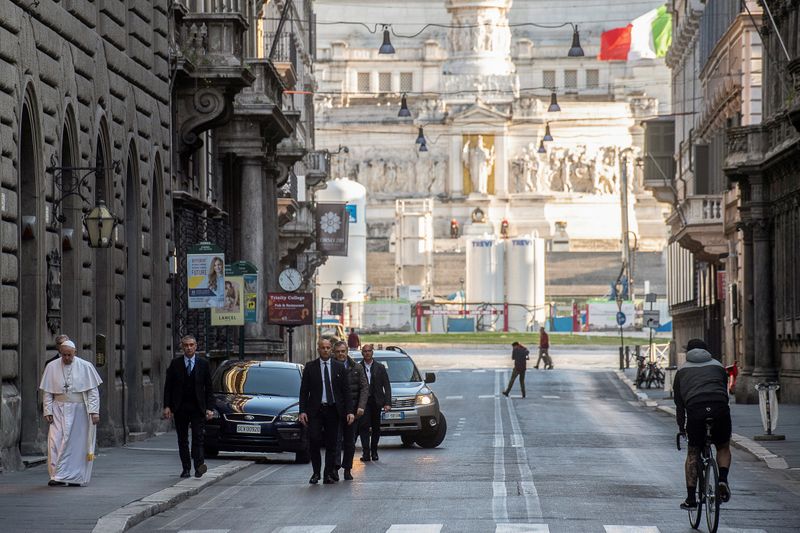 © Reuters. El Papa Francisco camina en una Roma desierta para rezar en dos santuarios por el fin de la pandemia de coronavirus, en Roma