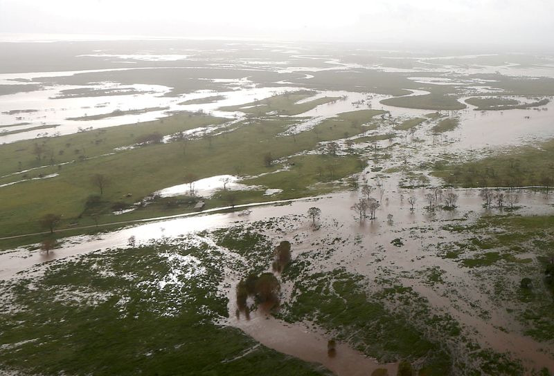 © Reuters. FILE PHOTO: Flooded areas can be seen from an Australian Army helicopter after Cyclone Debbie passed through the area near the town of Bowen, located south of the northern Queensland town of Townsville in Australia
