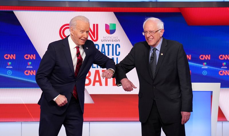 © Reuters. Democratic U.S. presidential candidates Senator Bernie Sanders and former Vice President Joe Biden at the 11th Democratic candidates debate of the 2020 U.S. presidential campaign in Washington