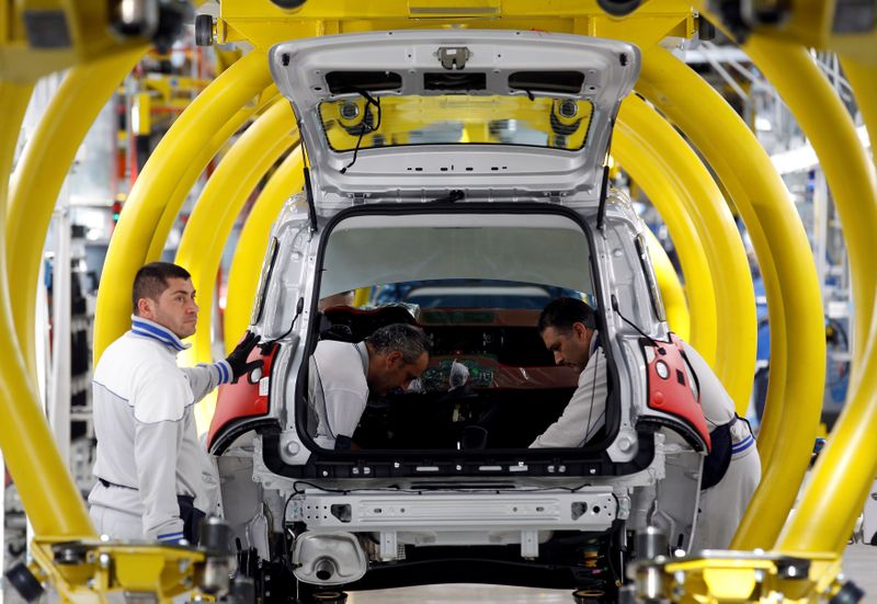 © Reuters. Employees of Fiat SpA work on new car "Panda" at the Fiat plant in Pomigliano D'Arco, near Naples, Italy