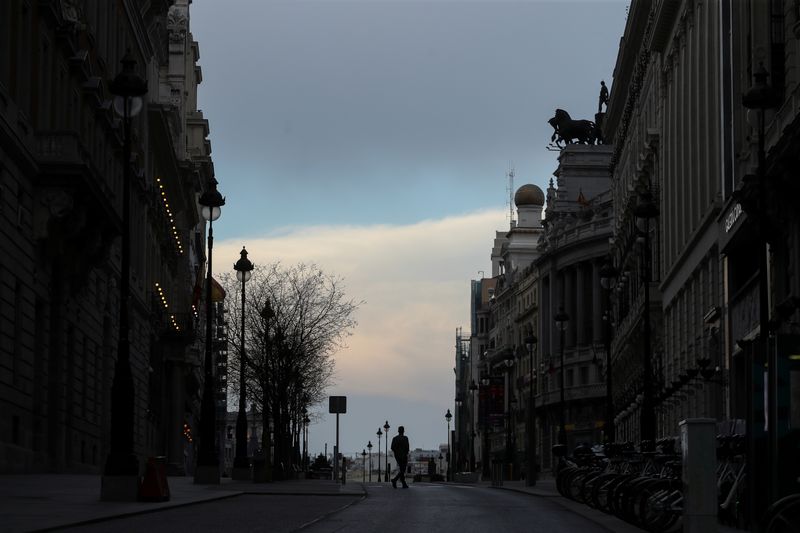 © Reuters. Una persona cruza una calle vacía durante el estado de alarma de 15 días decretado para combatir el brote de coronavirus en Madrid