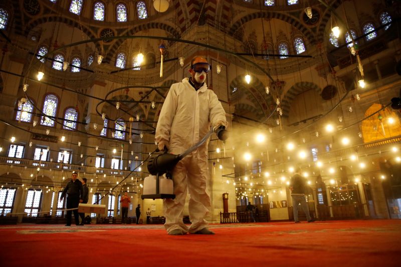 رئيس إدارة الشؤون الدينية التركية يعلن تعليق الصلاة بالمساجد بسبب كورونا