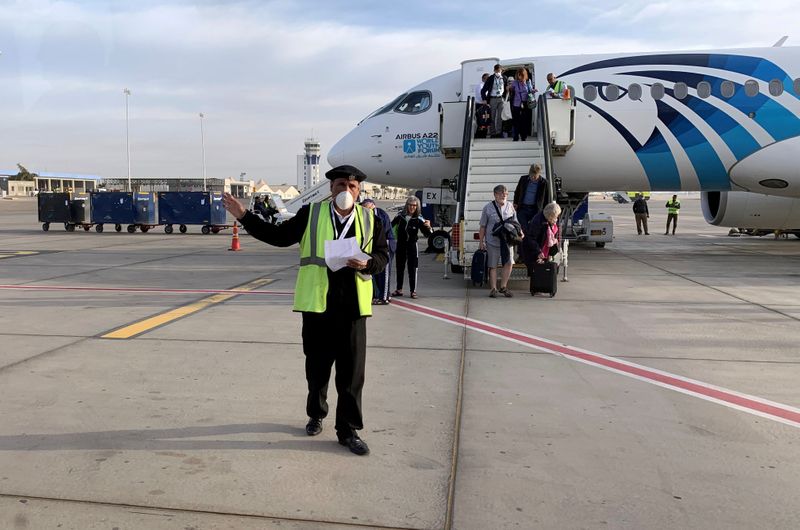 © Reuters. مصر توقف الرحلات الجوية اعتبارا من الخميس للحد من انتشار فيروس كورونا