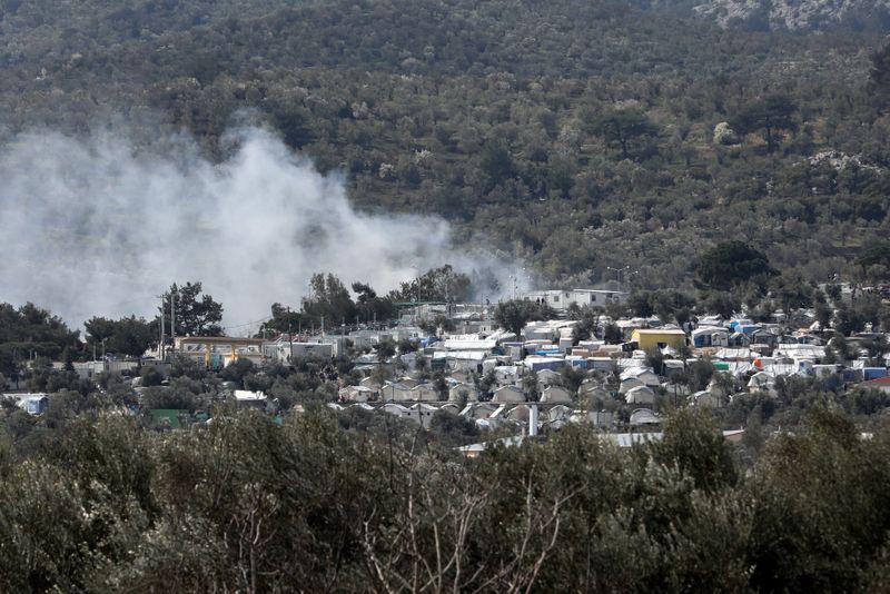 © Reuters. وفاة طفلة في حريق بمخيم للمهاجرين في اليونان