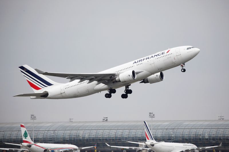 © Reuters. An Air France Airbus A330 aircraft takes off at Paris Charles de Gaulle airport, following the coronavirus disease (COVID-19) outbreak, in Roissy-en-France