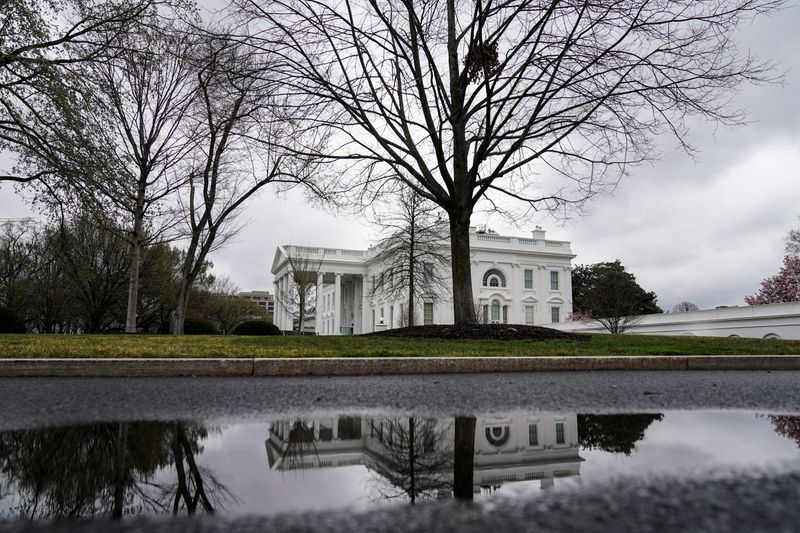 © Reuters. Clouds pass over the White House following the outbreak of coronavirus (COVID-19) in Washington