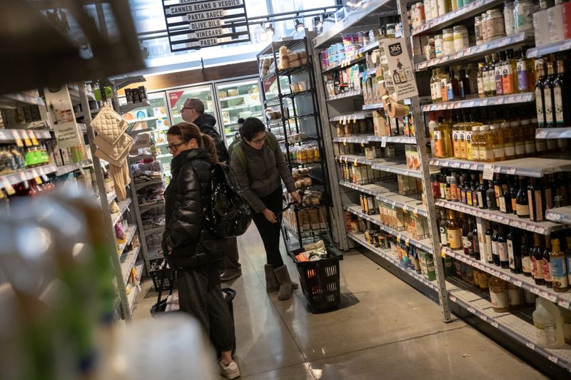 © Reuters. Customers shop in a store following the outbreak of coronavirus disease (COVID-19) in New York City