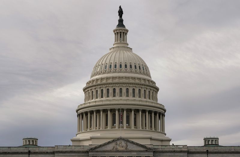 © Reuters. FILE PHOTO: The U.S. Capitol Building is seen in Washington