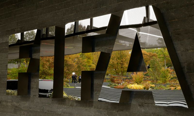 © Reuters. الفيفا يدرس التأثير المحتمل لفيروس كورونا على المسابقات وعقود اللاعبين
