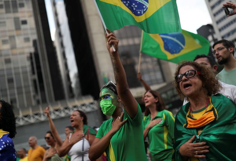 Brasil testa restrições por coronavírus; Bolsonaro fala em histeria