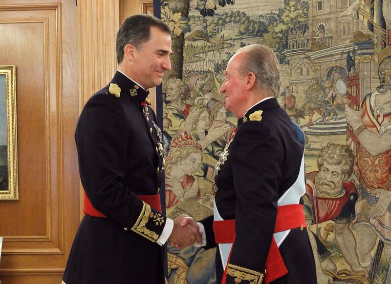El rey Felipe de España renuncia a la herencia de su padre y le retira la asignación