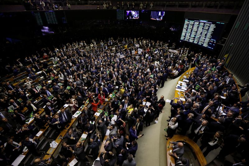 Cresce pressão por suspensão dos trabalhos no Congresso, mas ainda há resistências